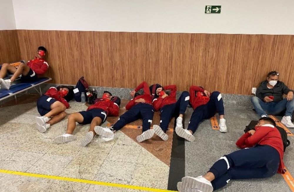Los jugadores del Rojo tuvieron que dormir en el piso de un aeropuerto. / @gastonedul