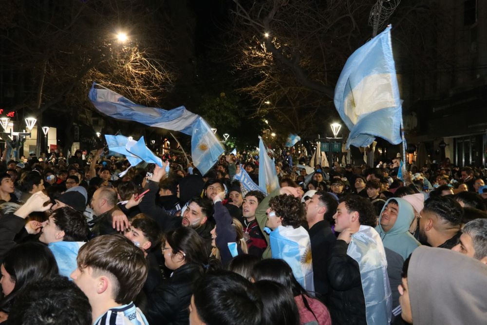 Miles de mendocinos coparon el KM 0 para celebrar el pase de Argentina a semifinales del Mundial 2026