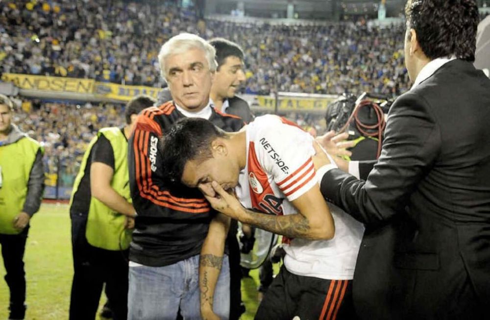 El día del gas pimiento, el jugador de Boca, Jonathan Calleri, le pedía milanesas a su mamá. Insólito.