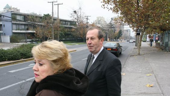 La primera foto después de años. Junto a su esposa, Patricia Möller, Gregorcic sale de su domicilio de calle Pastrana, en la localidad de Vitacura, en Santiago.