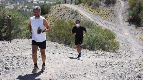 Los Andes | El intendente Ulpiano Suárez y un grupo de runners fue el encargado de “inaugurar” el nuevo espacio / Mariana Villa