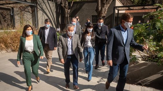 Mariana Juri, Alfredo Cornejo y Rodolfo Suarez en la presentación de candidatos. Juri es ministra de Cultura y Turismo y, por ahora, no dejará su cargo para hacer campaña.Foto: Ignacio Blanco / Los Andes