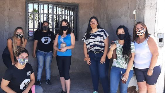 Un grupo de jóvenes estudiantes de distintos sectores rurales de la zona Este provincial, hace un alto para tomarse una foto y luego seguir estudiando.
