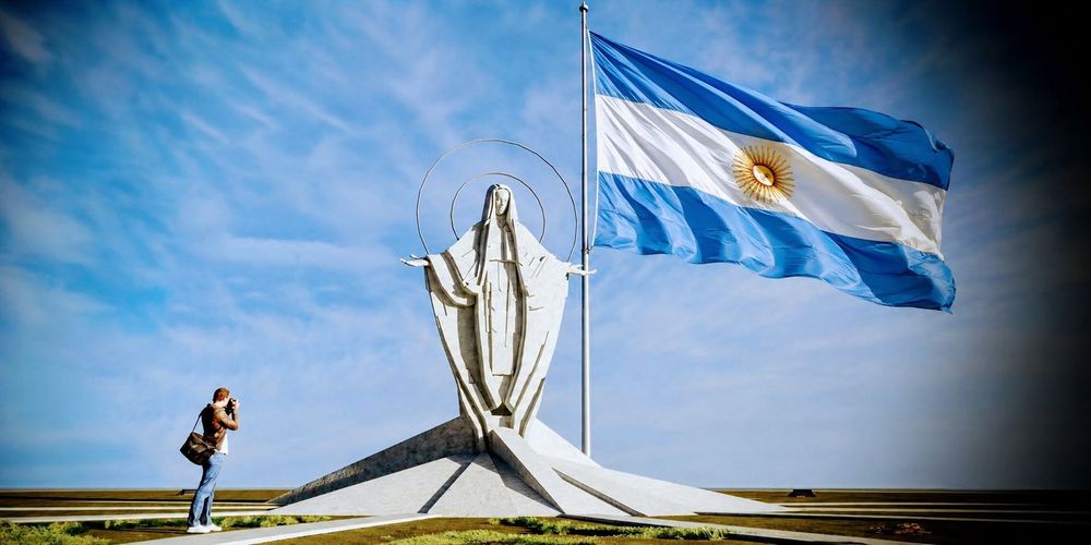 El monumento a la Santa Madre, en Rivadavia, en tono mundialista, según sus promotores.&nbsp;