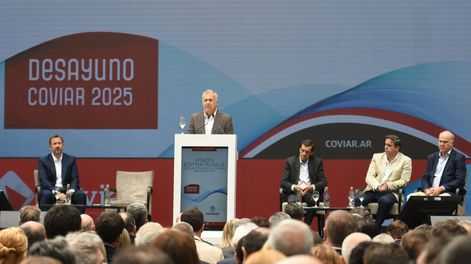 El gobernador Cornejo en el desayuno de la Coviar.&nbsp;