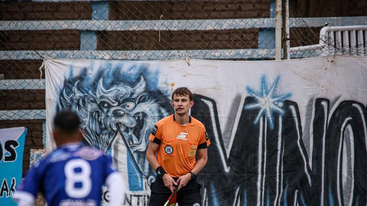 El árbitro europeo que llegó al fútbol de Mendoza por amor y ahora persigue un inesperado sueño