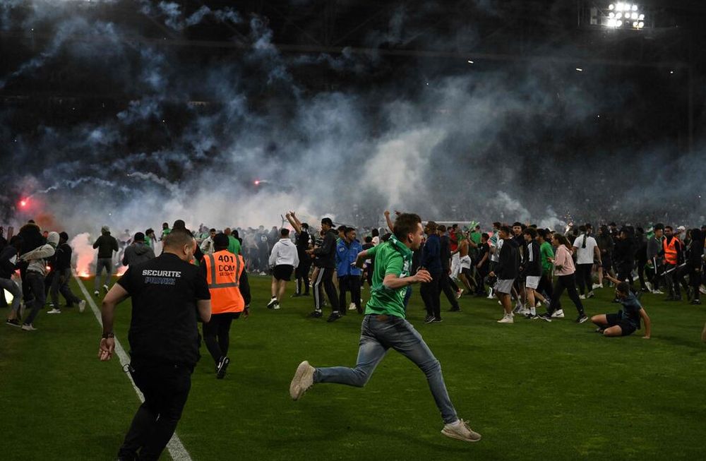Saint Etienne descendió y sus hinchas invadieron el campo de juego causando disturbios y atacando a los jugadores del equipo rival. /Agencia AFP