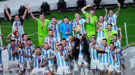 La celebración de la Argentina ya con la nueva camiseta, con las tres estrellas, que desde el lunes 26 de diciembre se venderá en el país. (AP)