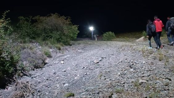 Las personas, un hombre y dos mujeres, habían ido a dar un paseo y tras bajar a una cascada se dieron cuenta que no podían avanzar más - Fuentes policiales