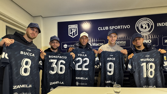 El capitán Sebastián Villa junto a los refuerzos de la Lepra, Leonel Bucca, Ezeequiel Bonifacio, Alex Arce y el colombiano Santiago Muñoz durante la presentación en el Parque.&nbsp;