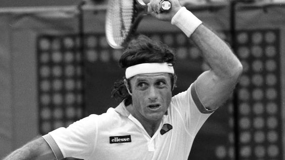 Vilas: serás lo que debas ser o no serás nada es el nuevo documental que presenta este martes Netflix y que recorre y analiza el reclamo de Guillermo Vilas para ser reconocido como número uno del mundo.