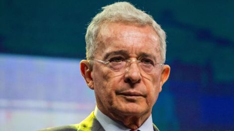 Álvaro Uribe Vélez, expresidente de Colombia entre 2002 y 2010, fue condenado en primera instancia a 12 años de prisión domiciliaria por soborno y fraude procesal.