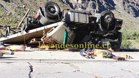 Volcó un camión en la ruta a Chile y murió un chofer argentino