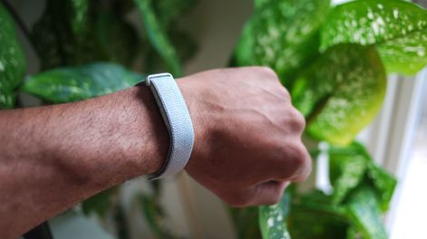 El fitbit Air de Google es el más reciente de los dispositivos sin pantalla enfocados en salud.