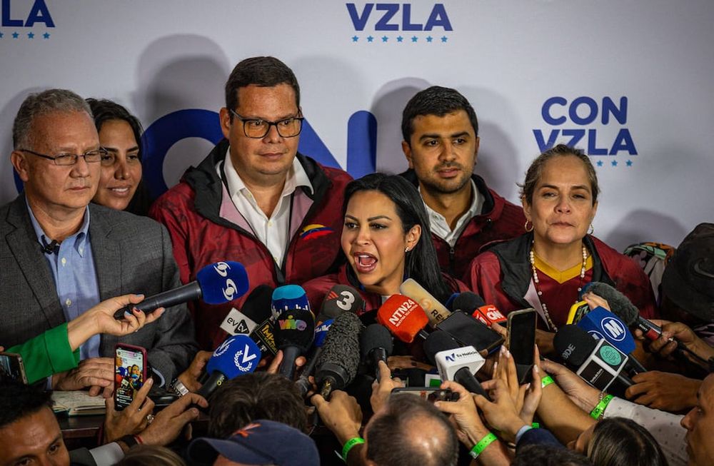 La presidenta del partido Encuentro Ciudadano, Delsa Solórzano (c), hace una declaración junto al vocero de ConVzla Perkins Rocha (i) este domingo en Caracas (Venezuela). La Plataforma Unitaria Democrática (PUD), la principal alianza opositora de Venezuela, denunció hoy que el Consejo Nacional Electoral (CNE) ha paralizado la transmisión de resultados de las presidenciales en una cantidad importante de los 15.767 centros de votación, si bien no precisó el dato. EFE/ Henry Chirinos.