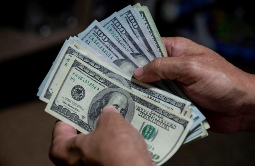 Dólar: la divisa avanzó en el mercado oficial, y se mantiene en el paralelo
