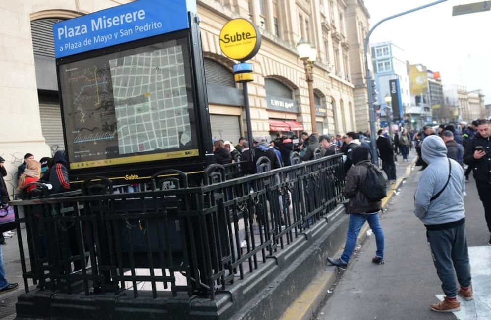 Algunos de los damnificados buscaron el subte como alternativa. | Foto: Clarín