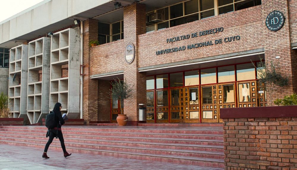 “Somos trabajadores y estudiantes. Queremos recibirnos” y “No me atrasé, me sostuve”, son algunas de las consignas que acompañaron el reclamo de los estudiantes.