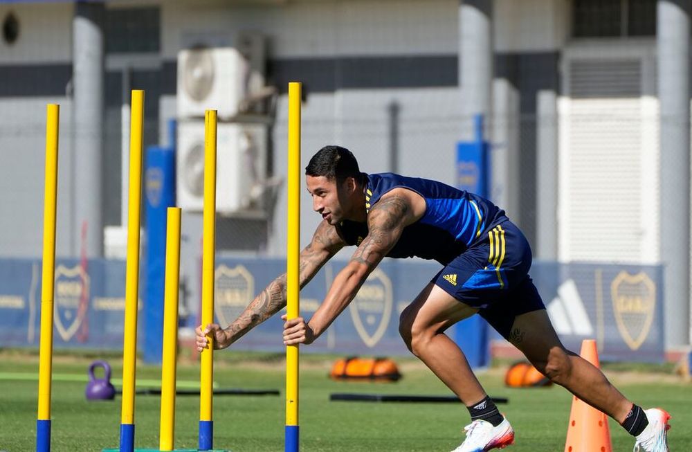 El plantel Xeneize trabaja pensando en el duelo ante Instituto de Córdoba. Varela sería titular. / Gentileza.