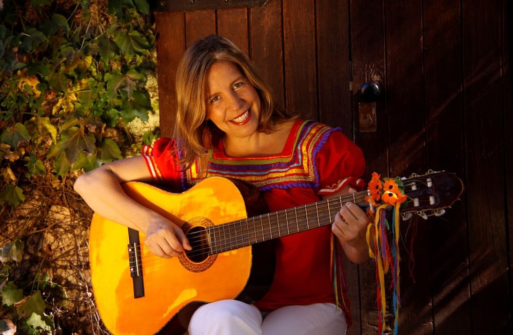 El reciente libro de Magdalena Fleitas ofrece un sinfín de ideas, recursos, canciones, historias y herramientas didácticas para trabajar en casa, en el barrio, en la plaza, en las escuelas, con niñas, niños y grandes. Foto: Gentileza Siglo XXI Editores.