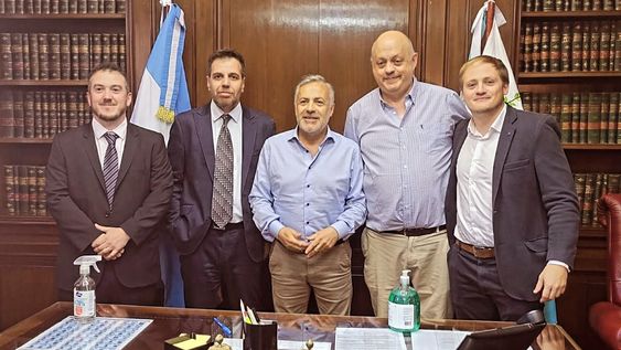 Lucas Clark (izquierda) encabeza la Fundación Deliberar en Buenos Aires, fue asesor legislativo de Alfredo Cornejo en el Congreso.&nbsp;