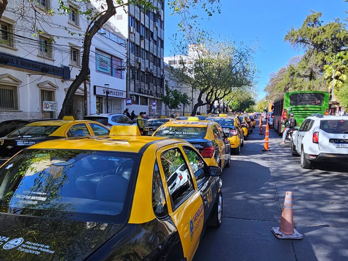 Protesta de taxistas y remises en Mendoza