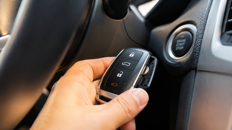 como desbloquear y arrancar el auto cuando se agota la bateria de la llave inteligente