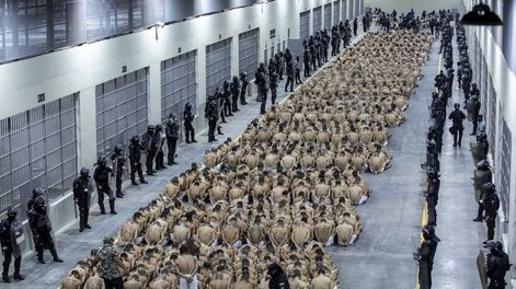 Cárcel de máxima seguridad en la que el gobierno de Bukele encierra a los pandilleros en El Salvador.