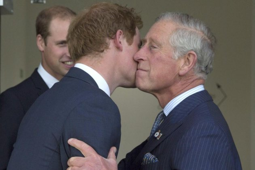 El rey Carlos hizo un pedido directo al pr&iacute;ncipe Harry, pero no ha tenido suerte.