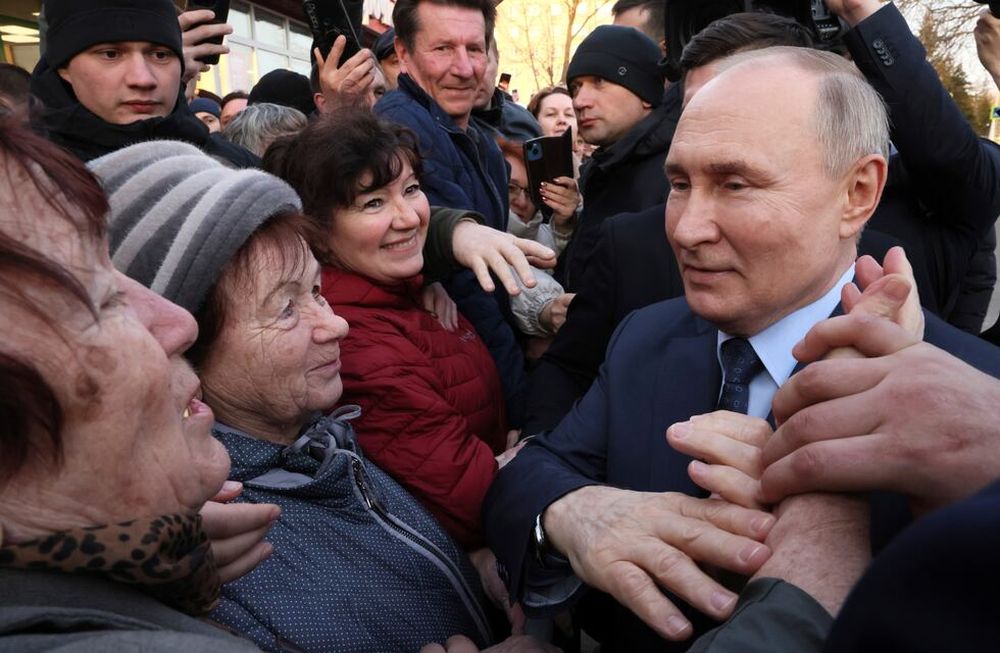 El presidente de Rusia, Vladimir Putin, recibe expresiones de afecto de persones en la periferia de la ciudad de Stavropol, Rusia, en las últimas horas de campaña previo a las votaciones de este viernes.