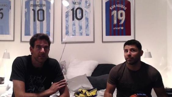 Delpo y el Kun viendo el Superclásico.