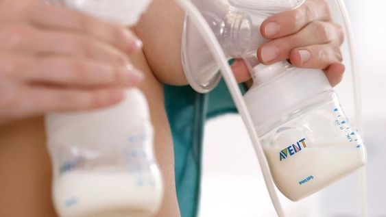 El engaño del supuesto vampiro blanco es que convoca a las mujeres para que vendan leche materna, a las que saca con un extractor, pero después quiere beber de sus pechos.