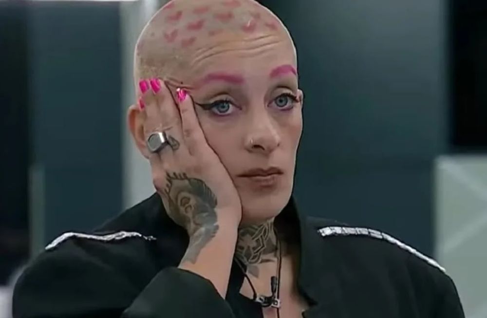 Furia apuntó contra el equipo de trabajo de María Becerra.