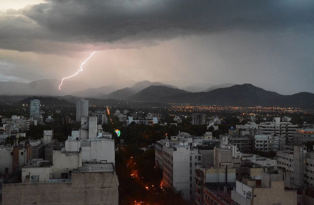 Tormentas nocturnas amenazan con cubrir Mendoza mañana