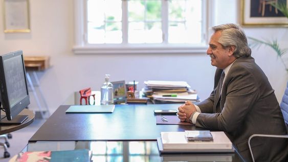 Saludo. El Presidente felicitó a integrantes de la federación de trabajadores de la sanidad que participaron de un congreso. Foto: Presidencia de la Nación.