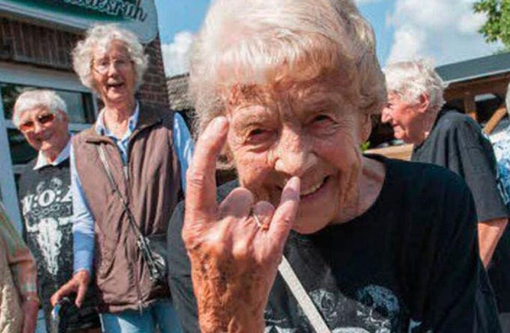 Se escaparon dos abuelos de un geriátrico y los encontraron en un festival de heavy metal
