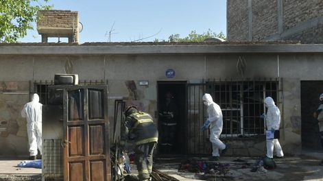 La señora de 70 años y sus nietas de 10 y 16 murieron como consecuencias del incendio ocurrido en el domicilio, en Guaymallén. /Orlando Pelichotti- Los Andes