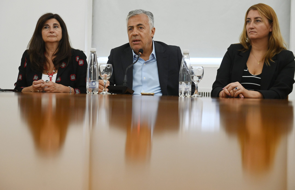 El Gobernador de Mendoza, Aldredo Cornejo, junto a la presidenta y vicepresidenta del EMETUR, Gabriela Testa y Cynthia Maggioni, respectivamente.