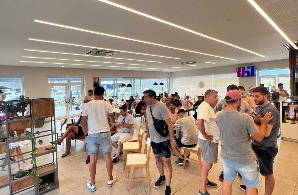 Los directivos de Atlético Club San Martín en una estación de servicio cercana a la cancha de Unión de Villa Krause. / Gentileza.