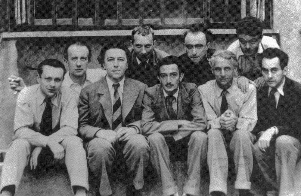 Paul Éluard, Jean Arp, Yves Tanguy, René Crevel, Tristan Tzara, André Breton, Salvador Dalí, Max Ernst y Man Ray, los surrealistas, en 1929.