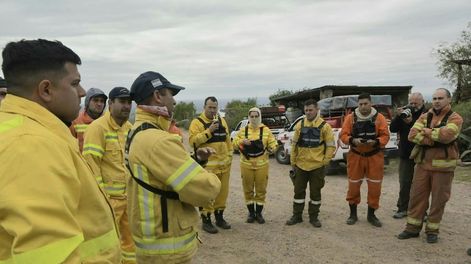 Trabajo de bomberos, brigadistas y policías para controlar los incendios en el piedemonte de Mendoza (Orlando Pelichotti / Los Andes)