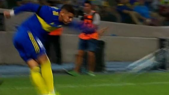 El defensor de Boca utilizó este recurso una vez más.