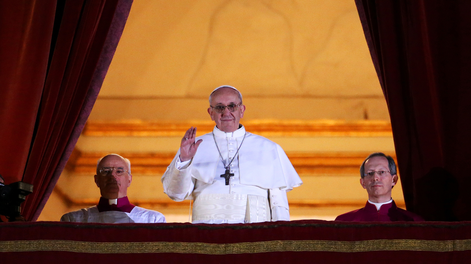 Así lució Jorge Bergoglio el día que fue saludó por primera vez al mundo siendo el Papa Francisco.