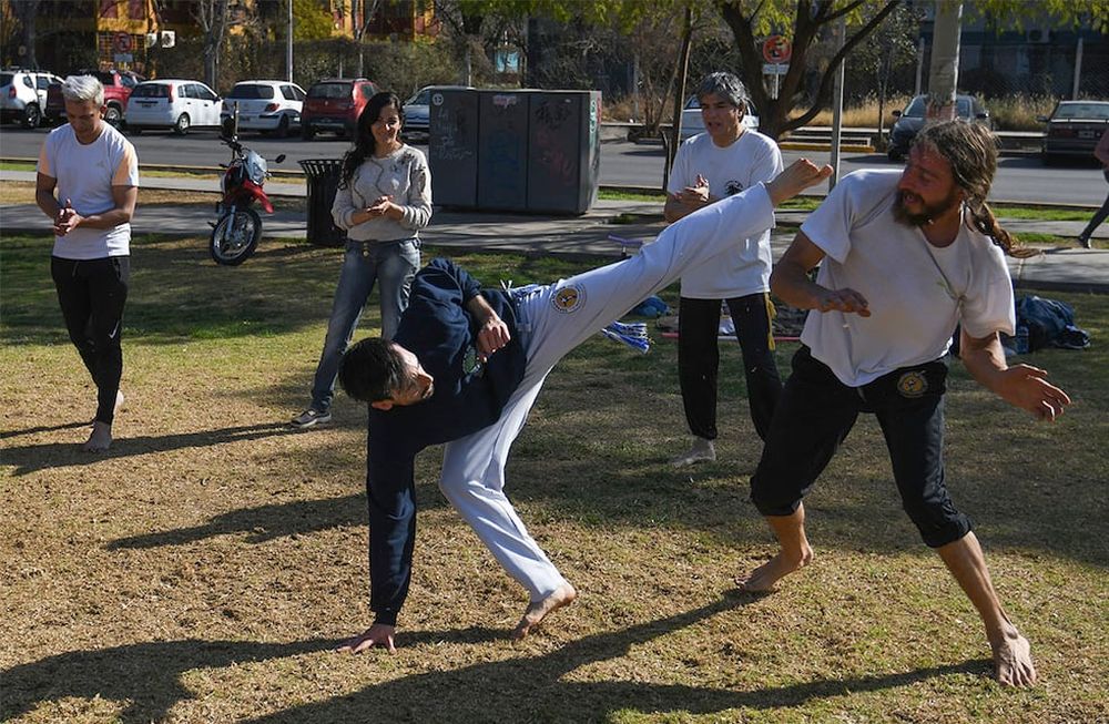 13 de agosto de 2022 Mendoza Capoeira Arte y lucha afro-brasilera. Kevin Lemos de la academia Capoeira de Valor, practica capoeira en el Parque Central junto a sus alumnos  Foto: Marcelo Rolland / Los Andes