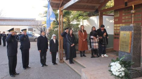Los Andes | El Ministerio de Seguridad y Justicia de Mendoza homenajeó al policía Leonardo Exequiel Alarcón Quiroga, quien murió el pasado 3 de mayo en el Acceso Sur. - Foto: Ministerio de Seguridad y Justicia
