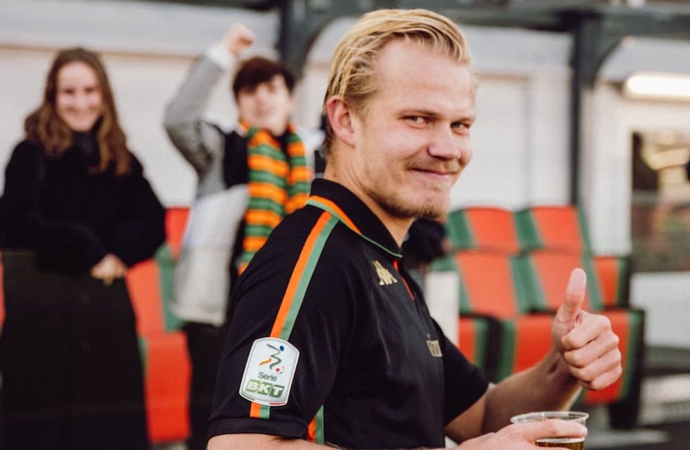 Joel Pohjanpalo tomó una cerveza junto a sus fans