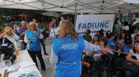 Los Andes | Docentes universitarios de la UNCuyo realizan hoy acciones en Mendoza en reclamo por el presupuesto para su mantenimiento y el atraso salarial. - Archivo / Los Andes