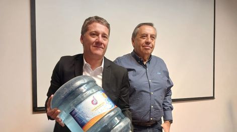 El consejero del Río Atuel, Gustavo Villegas, acompañado por el superintendente de Irrigación, Sergio Marinelli.