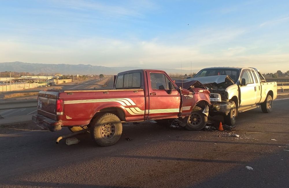 Choque frontal entre dos camionetas en Rodeo del Medio (Gentileza @silvina_isgro / Radio Mitre Mendoza)