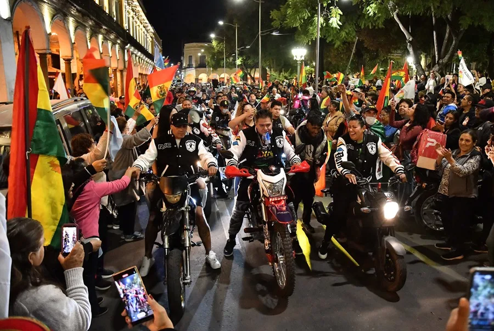 Cientos de personas se movilizaron en contra de los cortes y en defensa a la democracia.&nbsp;
